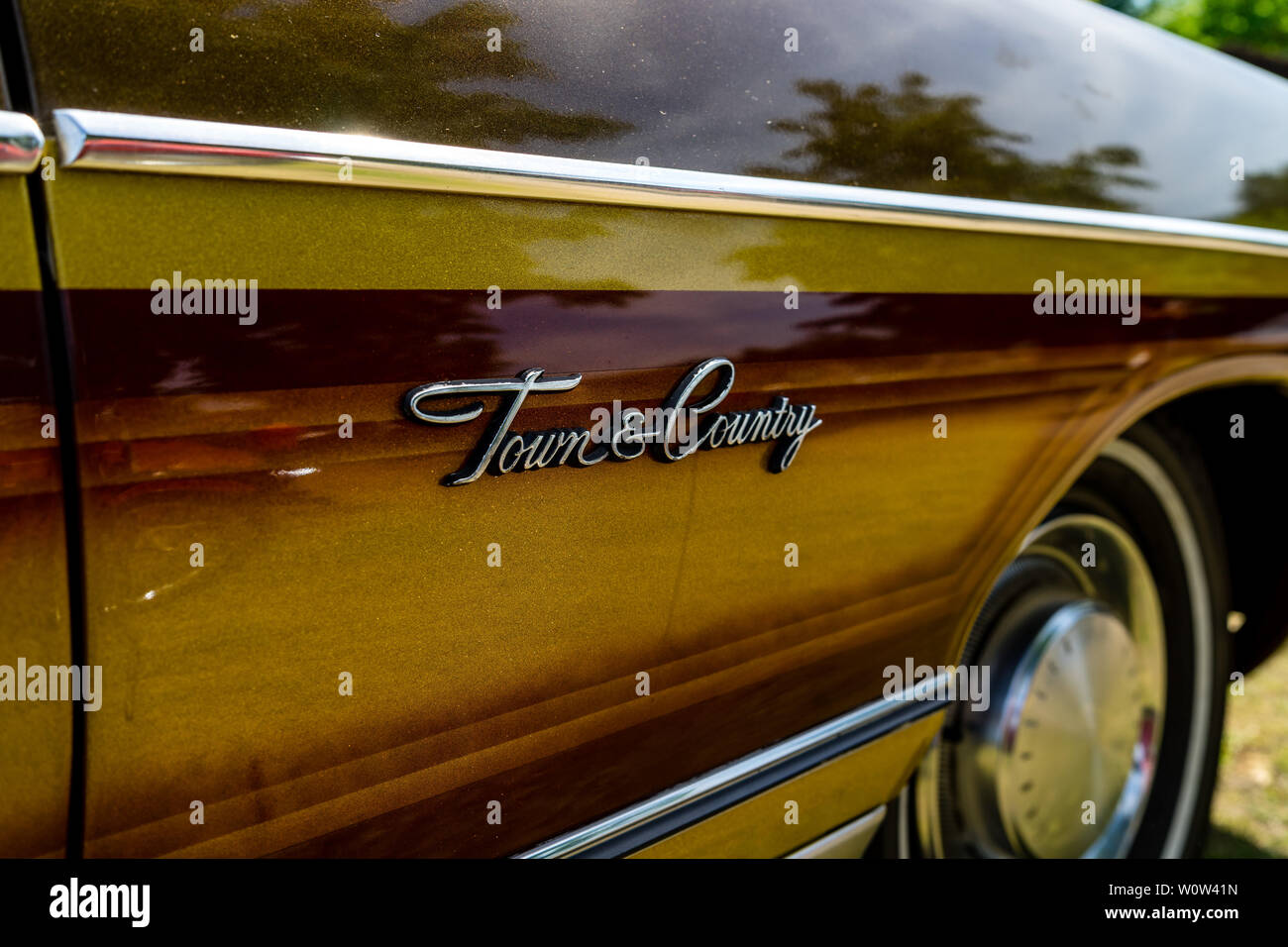 PAAREN IM GLIEN, Deutschland - 19. MAI 2018: Emblem oa die Full-size Auto Chrysler Town&Country, 1973. Oldtimer-show 2018 sterben. Stockfoto