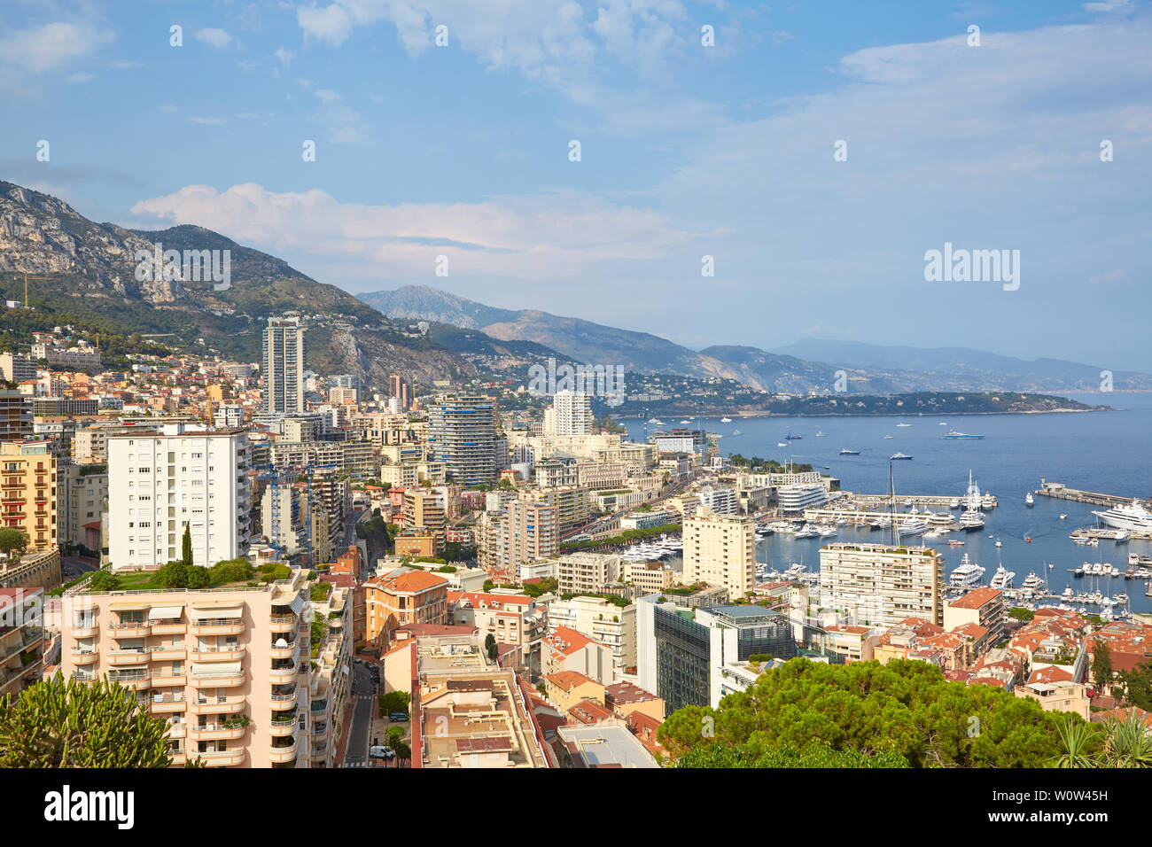 MONTE CARLO, MONACO - 20. AUGUST 2016: Monte Carlo Stadt hohe Betrachtungswinkel und Küste an einem sonnigen Sommertag in Monte Carlo, Monaco. Stockfoto