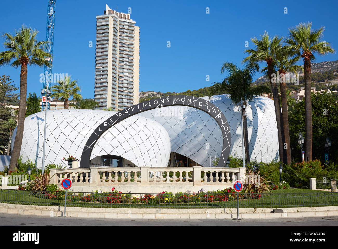 MONTE CARLO, MONACO - 21. AUGUST 2016: Pavillons Monte Carlo Einkaufsmöglichkeiten in einem sonnigen Sommertag, klare blaue Himmel in Monte Carlo, Monaco. Stockfoto
