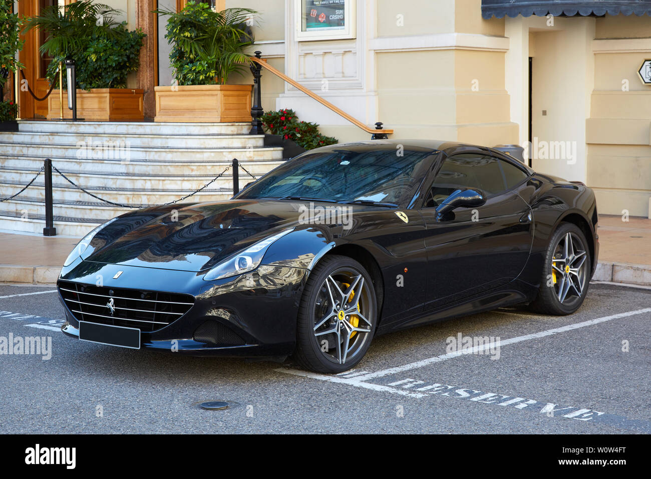MONTE CARLO, MONACO - 21. AUGUST 2016: Ferrari California schwarz Luxus Auto an einem Sommertag in Monte Carlo, Monaco. Stockfoto