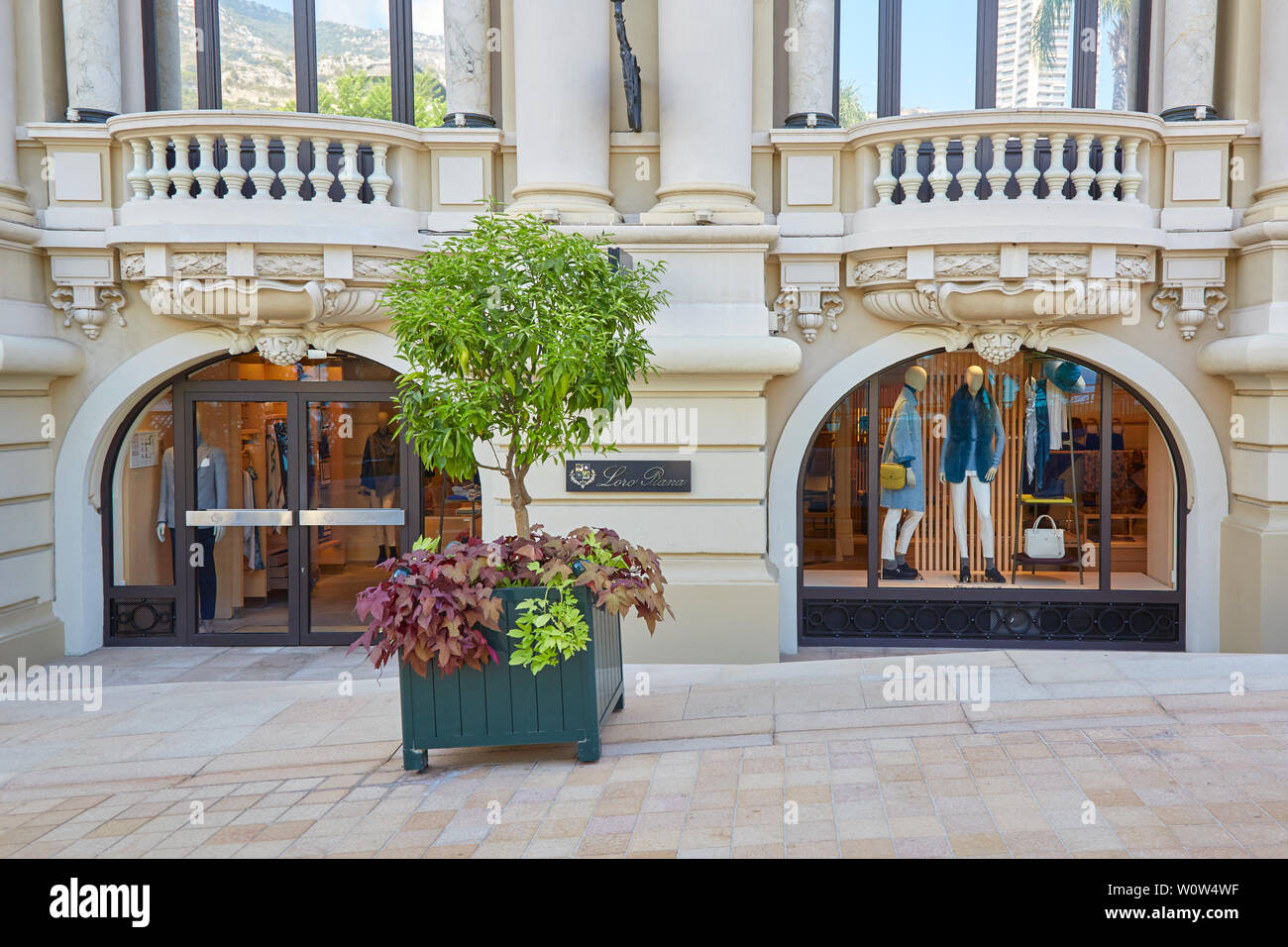 MONTE CARLO, MONACO - 21. AUGUST 2016: Loro Piana fashion Luxus Store Fenster in Monte Carlo, Monaco. Stockfoto