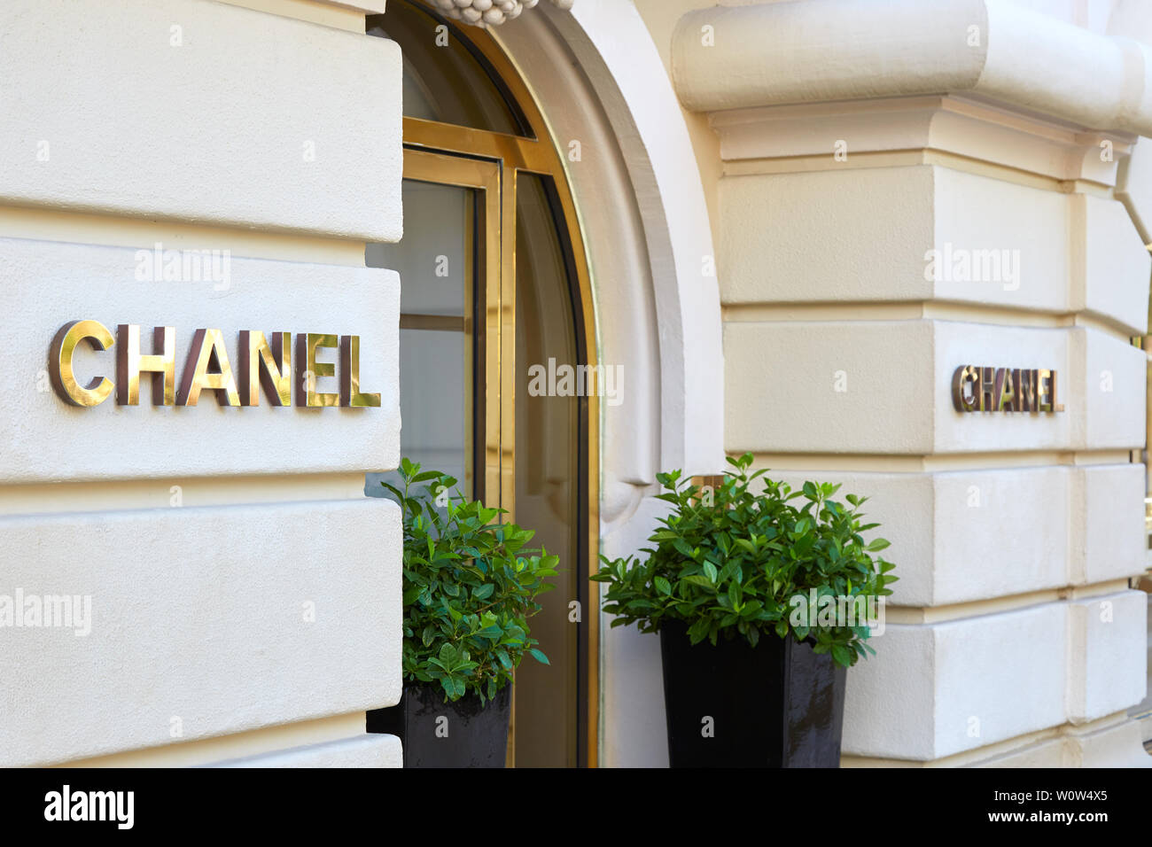 MONTE CARLO, MONACO - 21. AUGUST 2016: Chanel Mode und Schmuck luxus Shop Eingang mit goldenem Zeichen in Monte Carlo, Monaco. Stockfoto