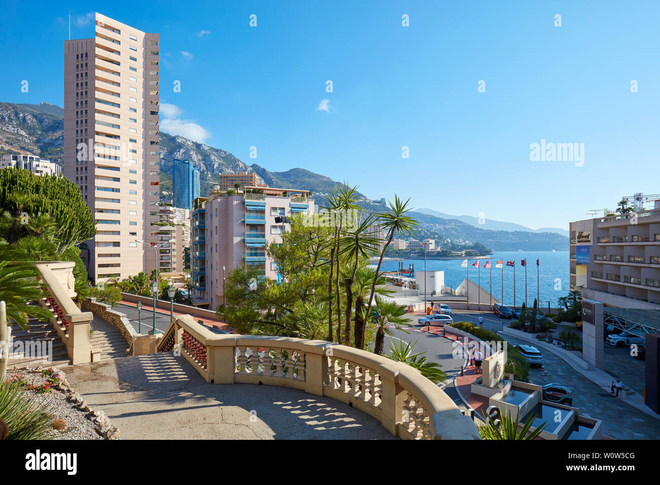 MONTE CARLO, MONACO - 21. AUGUST 2016: Gebäude, mediterrane Vegetation und Meerblick an einem sonnigen Sommertag in Monte Carlo, Monaco. Stockfoto