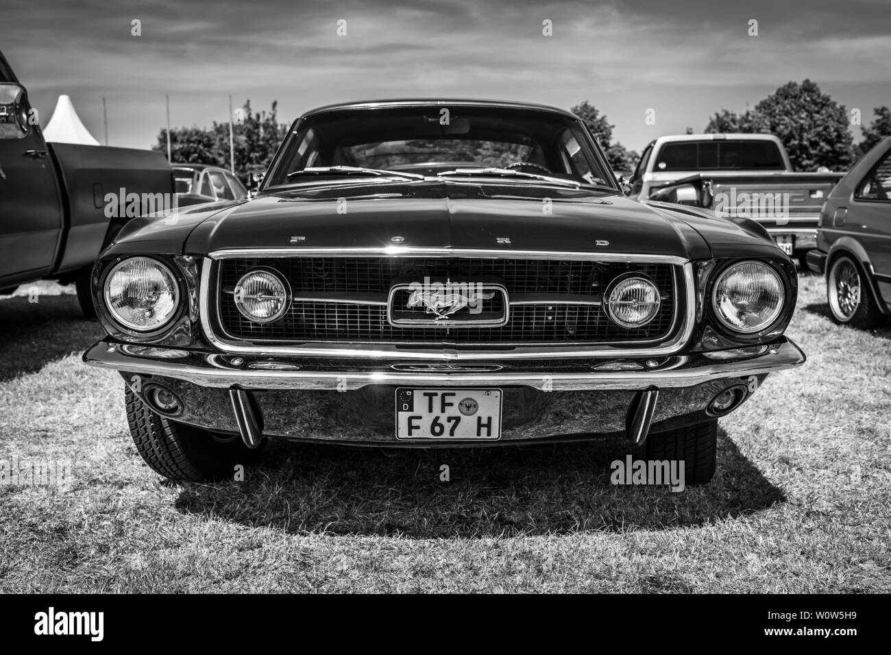 PAAREN IM GLIEN, Deutschland - 19. MAI 2018: Die Ikonischen amerikanischen Auto Ford Mustang (erste Generation). Schwarz und Weiß. Oldtimer-show 2018 sterben. Stockfoto