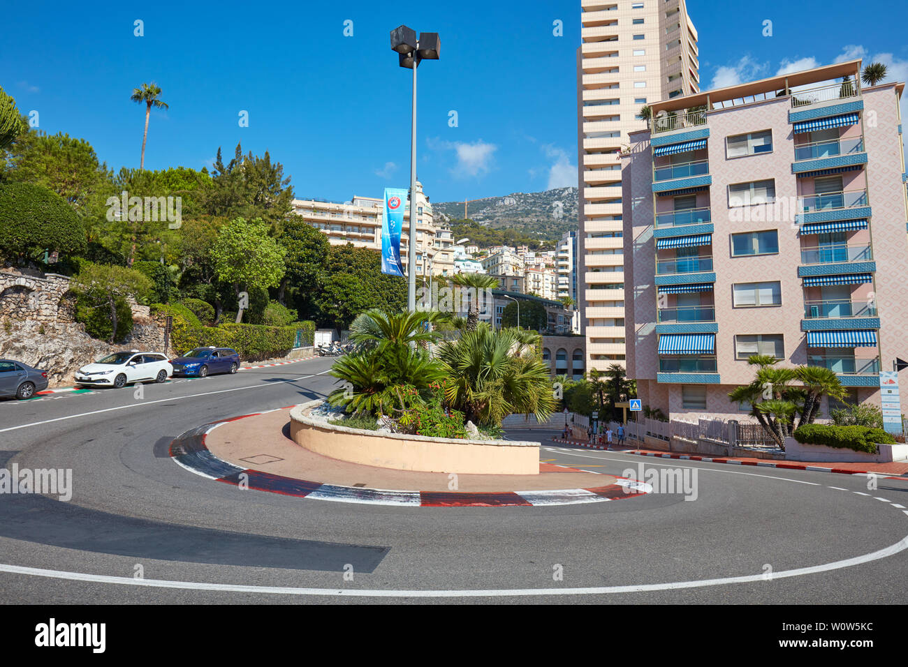MONTE CARLO, MONACO - 21. AUGUST 2016: Monte Carlo leere Straße Kurve mit Formel 1 rote und weiße Schilder an einem sonnigen Sommertag in Monte Carlo, Monac Stockfoto