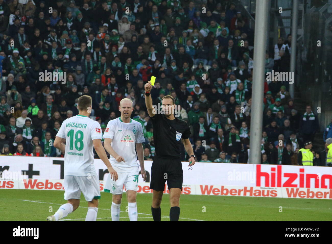 Niklas Moisander (SV Werder Bremen) erhält von Schiedsrichter Bastian  Dankert die gelbe Karte, 1. BL: 18-19: 12. Sptg. - SC Freiburg gegen SV  Werder Bremen DFL-Bestimmungen verbieten die Verwendung von Fotografien als