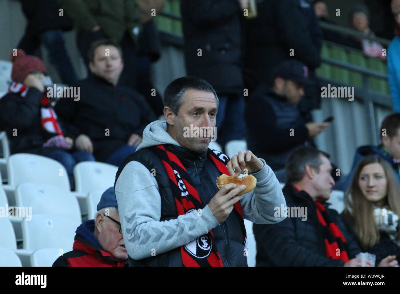 Eckhard Günter, Vater von SC-Profi Christian Günter stärkt sich vor dem Spiel mit Wurst, 1. BL: 18-19: 12. Sptg. - SC Freiburg gegen SV Werder Bremen DFL-Bestimmungen verbieten die Verwendung von Fotografien als BILDSEQUENZEN UND/ODER QUASI-VIDEO Foto: Joachim Hahne/johapress Stockfoto