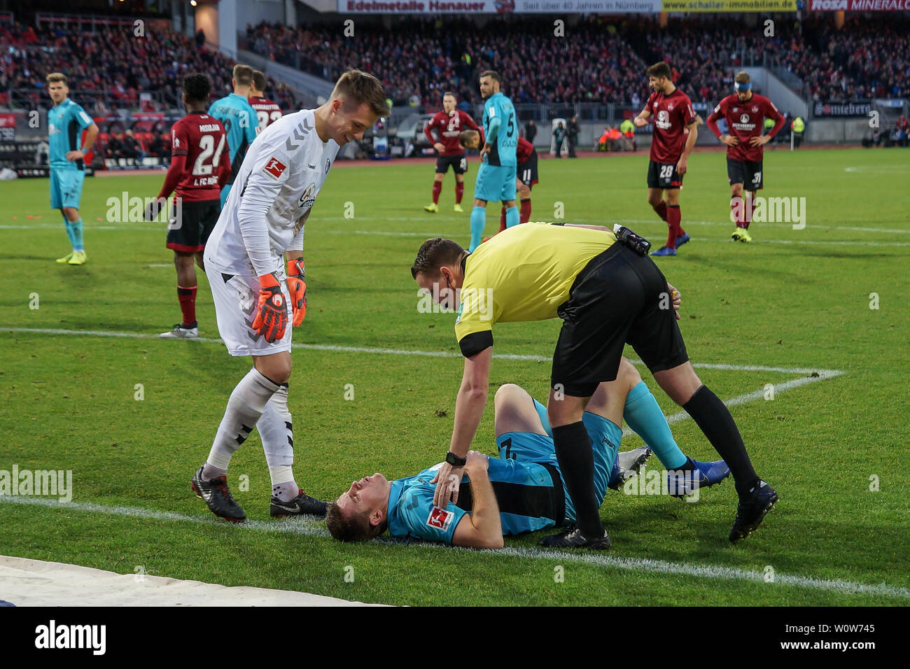 Dominique Heintz (Freiburg) Balatonfüred verletzt am Boden, Schiedsrichter Dr. Robert Kampka und das 1:0 fiel Alexander Schwolow (Freiburg) kümmern sich um den verletzten Freiburger, 1. BL: 18-19: 17. Sptg. - 1. FC Nürnberg vs SC Freiburg DFL-Bestimmungen verbieten die Verwendung von Fotografien als BILDSEQUENZEN UND/ODER QUASI-VIDEO Foto: Joachim Hahne/johapress Stockfoto