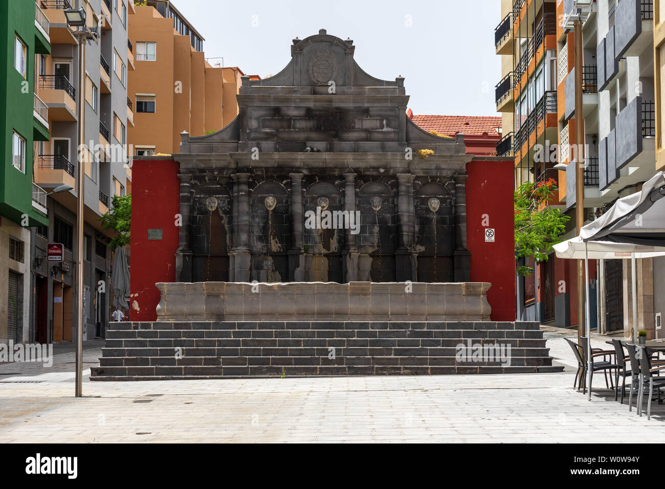 SANTA CRUZ, KANARISCHE INSELN, SPANIEN - 28. Juli 2018: Die klassizistische Brunnen mit der Toskanische Ordnung auf dem Platz der Stadt Plaza de Isabel II. Santa Cruz ist die Hauptstadt von Teneriffa. Stockfoto