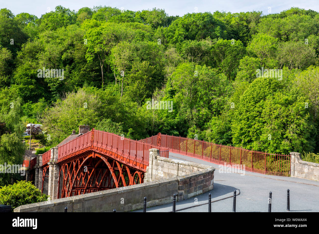Die 1779 eiserne Brücke über den Fluss Severn war weltweit das erste. Ein 2018 Sanierung restauriert, um seinen ursprünglichen Rot-braune Farbe, Ironbridge, Shropshire Stockfoto