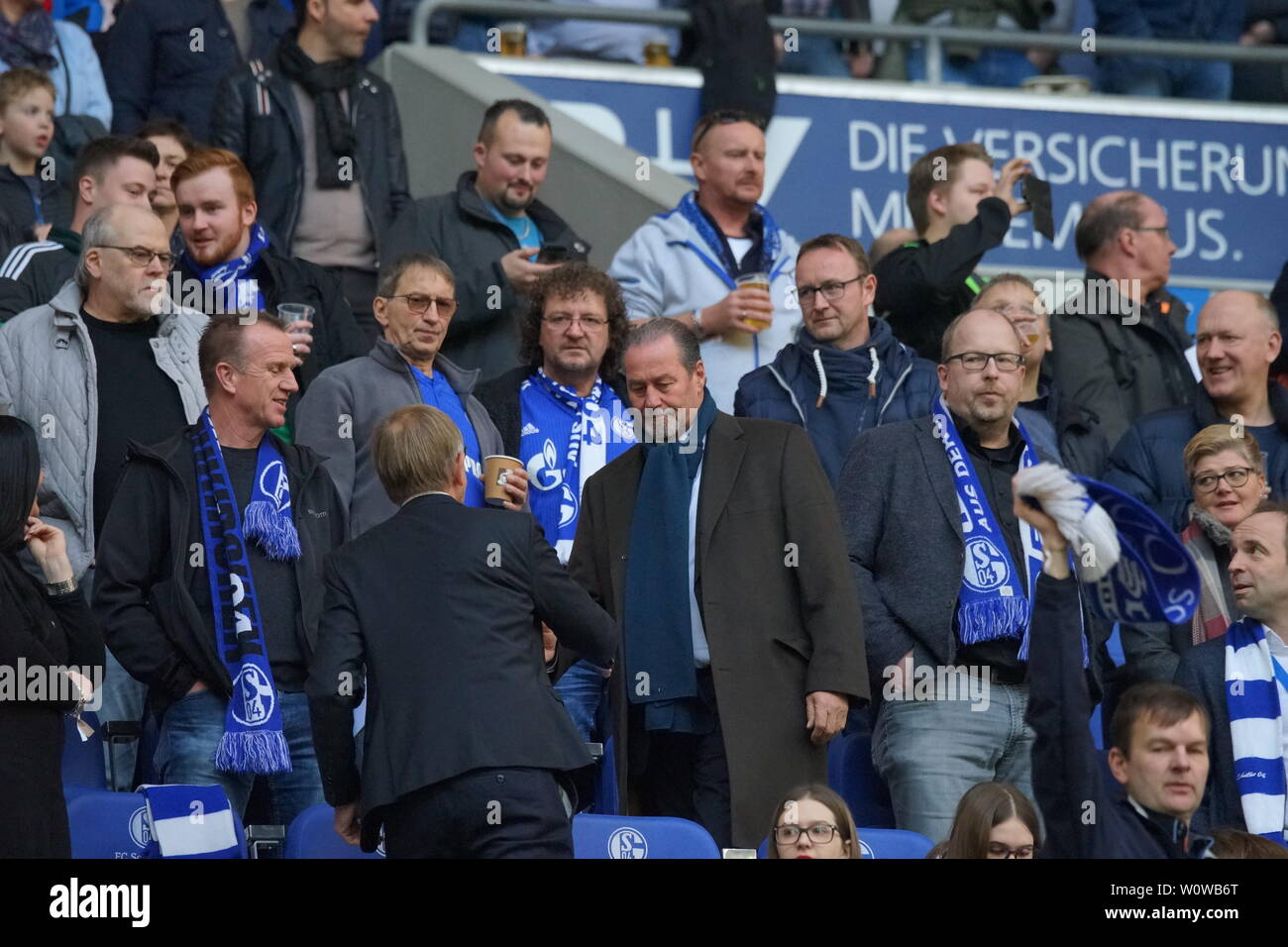 Herzliche Begrüßung: Ex-Trainer Huub Stevens auf der Haupttribüne schaut sich das Spiel ein: 1. BL: 18-19: 22. Sptg. - SC Freiburg gegen den VfL Wolfsburg DFL-Bestimmungen verbieten die Verwendung von Fotografien als BILDSEQUENZEN UND/ODER QUASI-VIDEO Foto: Joachim Hahne/johapress Stockfoto