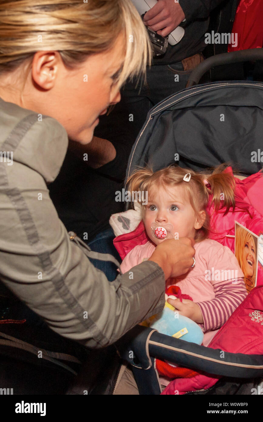 Faszinierend Helene Fischer Kinderwagen Ebenbild