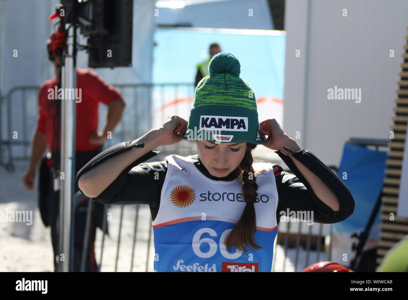 Die Mütze passte bei Juliane Seyfarth (TSG Ruhla) nach dem Training Frauen Skispringen, FIS Nordische Ski-WM 2019 in Seefeld Stockfoto