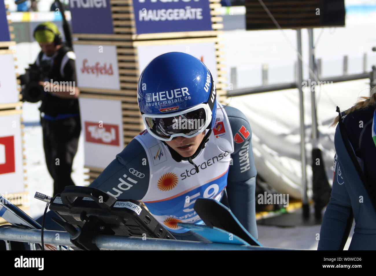 Carina Vogt (SC Degenfeld) beim Blick in den Monitor beim Training Frauen Skispringen, FIS Nordische Ski-WM 2019 in Seefeld Stockfoto