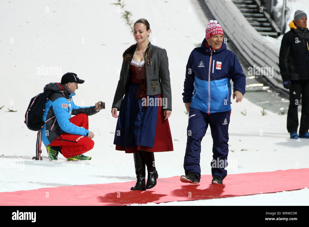 Auf dem Weg zur Siegerehrung: ÖSV-Präsident Peter Schröcksnadel beim Teamspringen Frauen, FIS Nordische Ski-WM 2019 in Seefeld Stockfoto