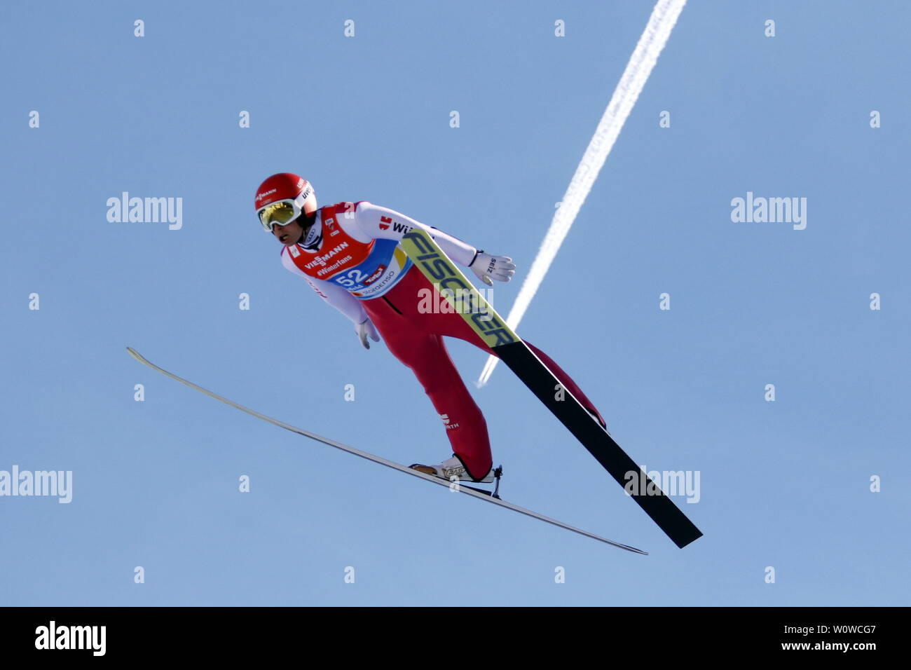 Unter dem begegnungsverkehr Kondenzstreifen: Eric Frenzel beim Einzel Nordische Kombination, FIS Nordische Ski-WM 2019 in Seefeld Stockfoto