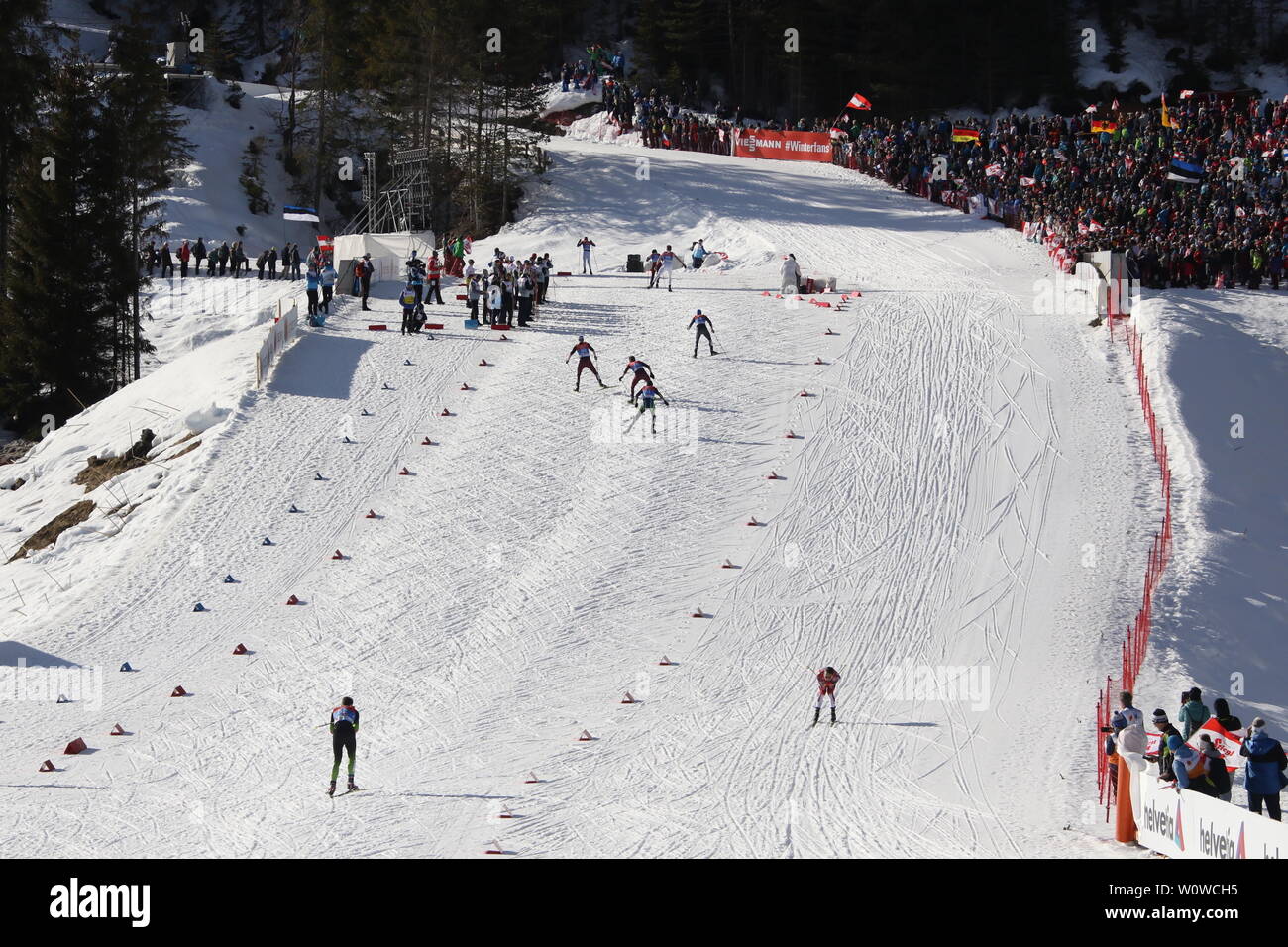Begegnungsverkehr auf der Skatingpiste mit Zuschauerkulisse beim Einzel Nordische Kombination, FIS Nordische Ski-WM 2019 in Seefeld Stockfoto