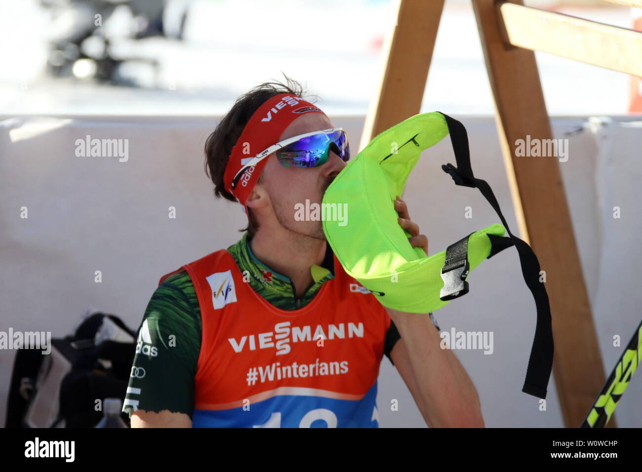 Nach einem harten Rennen gönnt sich Fabian Riessle (SZ Breitnau/Deutschland) Forst Lichtblick - einen Schluck aus der Pulle - Einzel Nordische Kombination, FIS Nordische Ski-WM 2019 in Seefeld Stockfoto