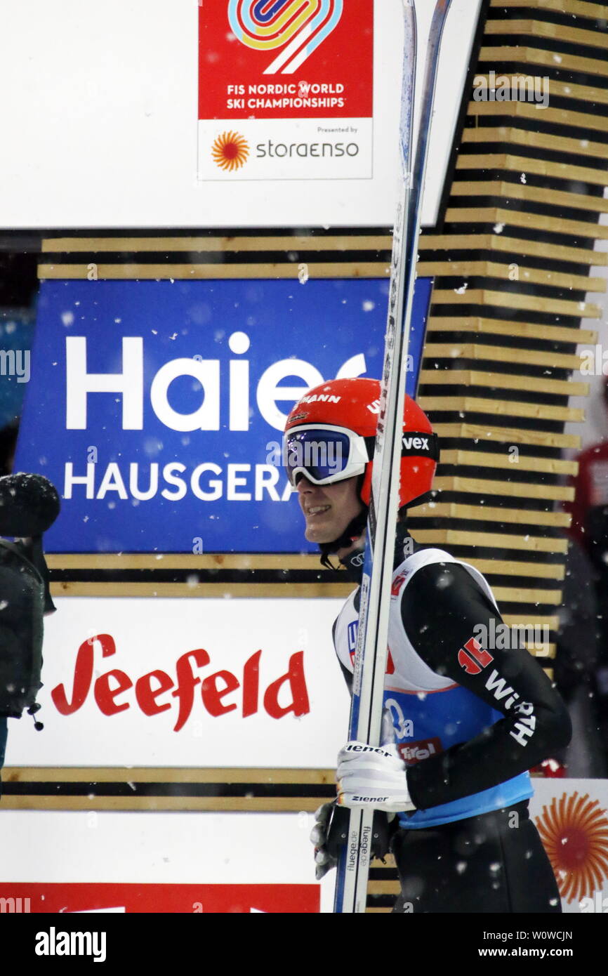 Es trägt mit einem Lächeln: Stephan Leyhe (SC Willingen) nach seinem zweiten Sprung beim Skispringen Herren NH, FIS Nordische Ski-WM 2019 in Seefeld Stockfoto