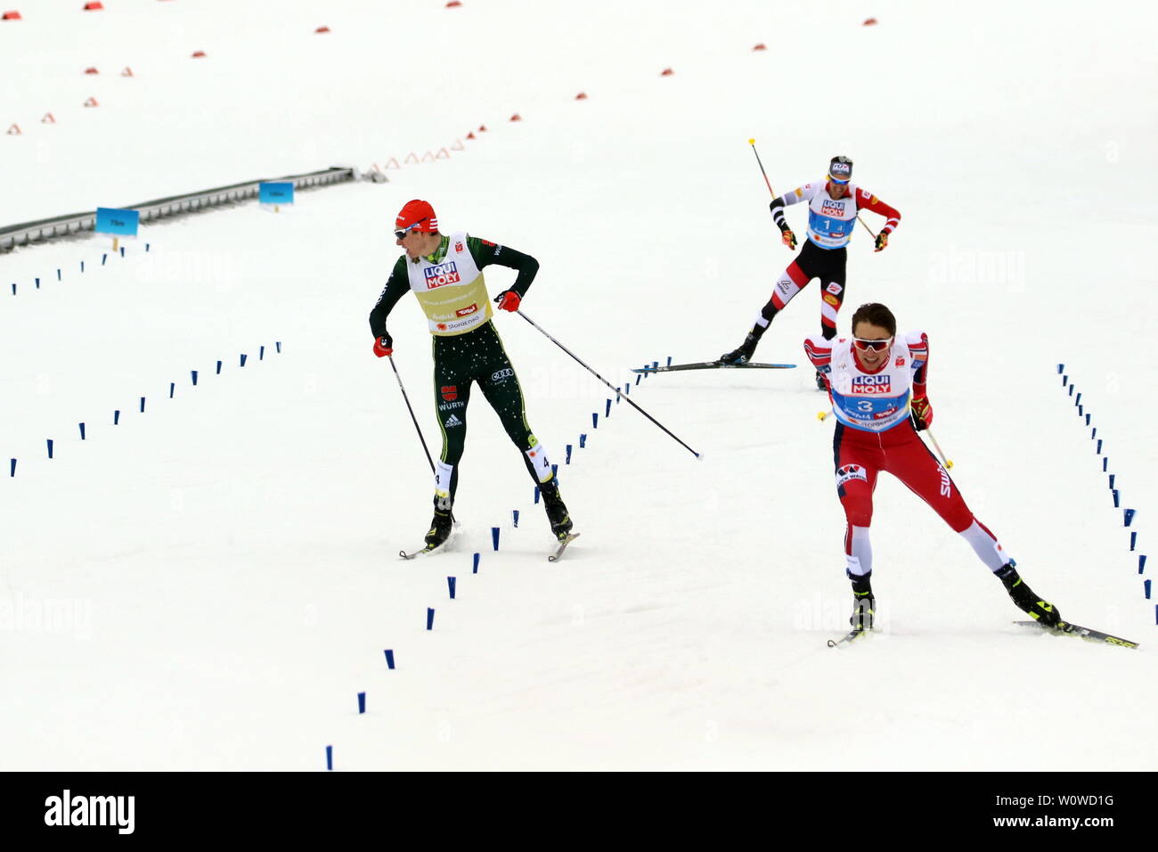 Knapper Zieleinlauf: Vinzenz Geiger (SC Oberstdorf) um einen Schritt hinter Jarl Magnus Riiber(Pfalz) bei der Team Nordische Kombination, FIS Nordische Ski-WM 2019 in Seefeld, Lukas Klapfer (Österreich) wird Å. Stockfoto