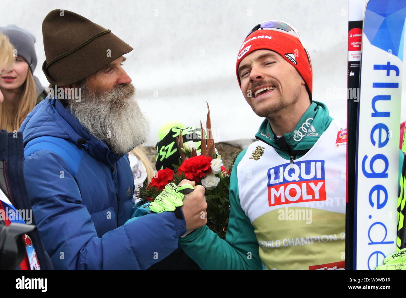 Vater Alfred Rießle gratuliert seinem Sohn Fabian Rießle zur Silbermedaille beim Teamwettkampf Nordische Kombination, FIS Nordische Ski-WM 2019 in Seefeld Stockfoto