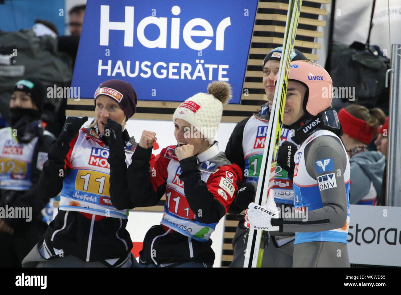 Eva Pinkelnig (Österreich) ballt die Faust und jubelt im Kreise ihrer Springerkollegen beim Mixed Mannschaft Skispringen, FIS Nordische Ski-WM 2019 in Seefeld Stockfoto