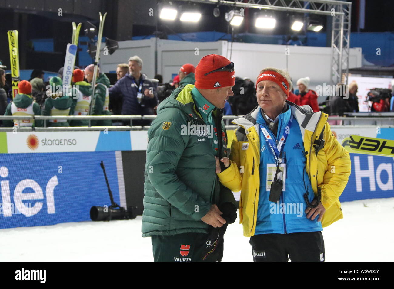 Gespräch nach dem Wettkampf v. li. Dem frauenbach Lambda Andreas Bauer (Oberstdorf) und Walter Hofer (FIS-race-direktor) beim Mixed Mannschaft Skispringen, FIS Nordische Ski-WM 2019 in Seefeld Stockfoto