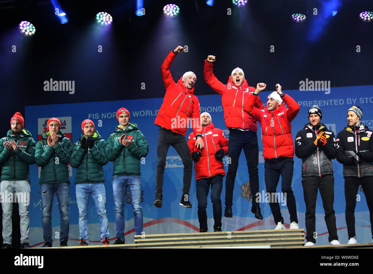Der neue Weltmeister Norwegen hüpft und springt, die Konkurrenz aus Deutschland und Österreich kann nur artig applaudieren bei der Medaillenvergabe zum Teamwettkampf in der Nordische Kombination, FIS Nordische Ski-WM 2019 in Seefeld Stockfoto