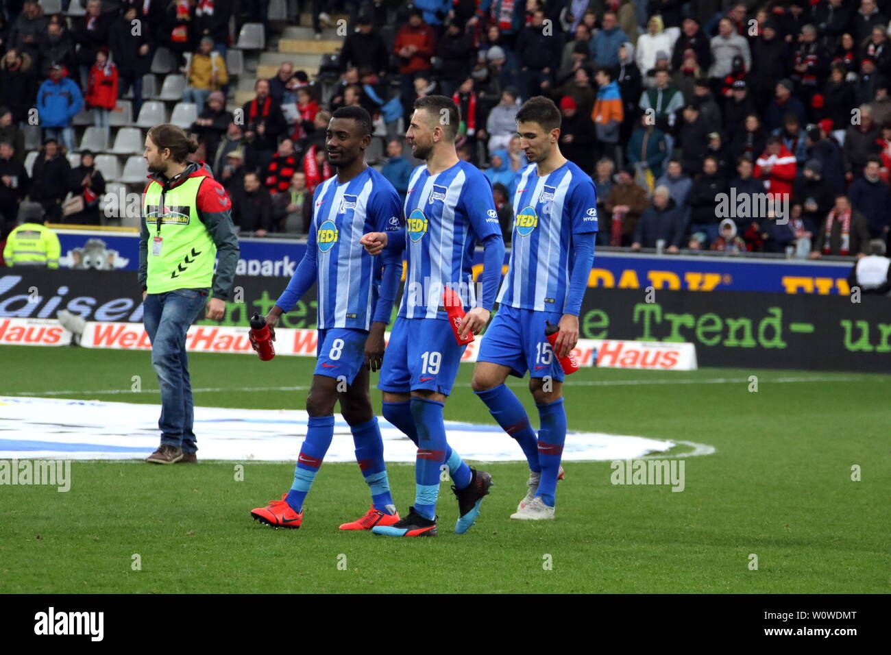 Enttäuschte Berliner Vorgängerbaues verspielte nach der 1:2 Pleite in Freiburg: v. li. Salomon Kalou (Hertha Berlin), vedad Ibisevic (Hertha Berlin) und Marko Grujic (Hertha Berlin) 1. BL: 18-19: 25. Sptg. - SC Freiburg gegen Hertha BSC Berlin DFL-Bestimmungen verbieten die Verwendung von Fotografien als BILDSEQUENZEN UND/ODER QUASI-VIDEO Foto: Joachim Hahne/johapress Stockfoto