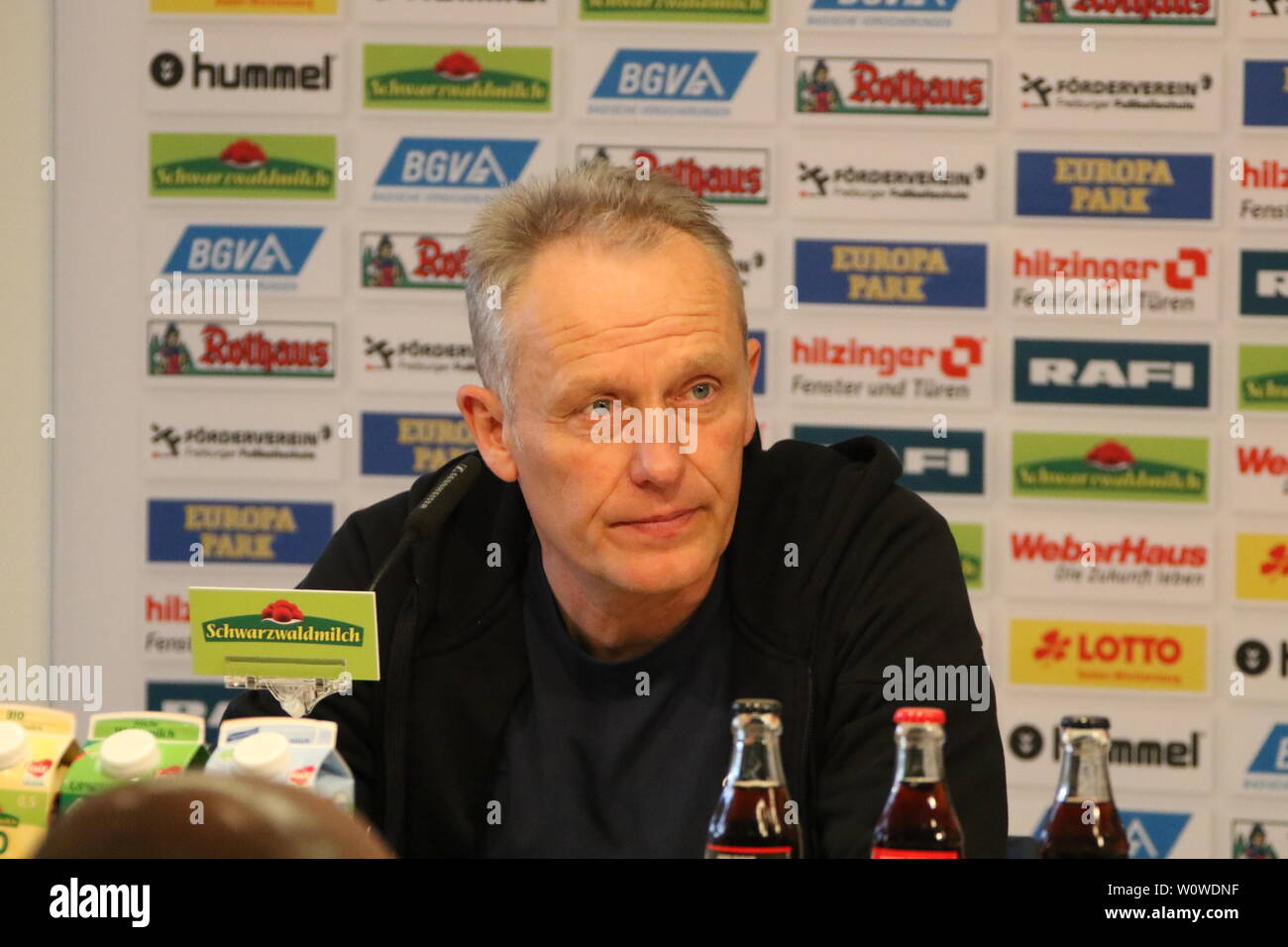 Trainer Christian Streich (Freiburg), Pressekonferenz, PK, 1. BL: 18-19: 25. Sptg. - SC Freiburg gegen Hertha BSC Berlin DFL-Bestimmungen verbieten die Verwendung von Fotografien als BILDSEQUENZEN UND/ODER QUASI-VIDEO Foto: Joachim Hahne/johapress Stockfoto