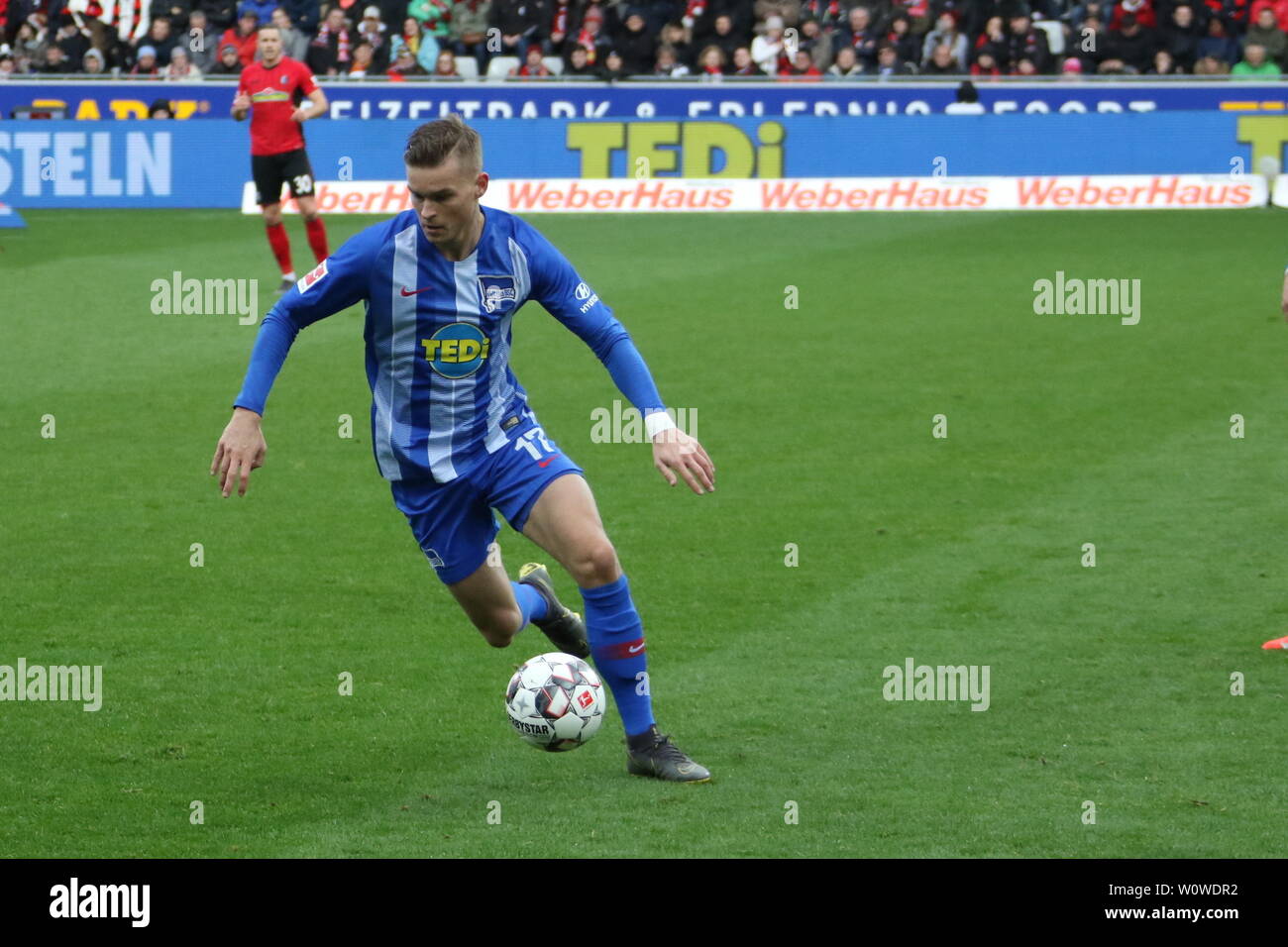 Maximilian Mittelstädt (Hertha BSC Berlin) mit Kugel, 1. BL: 18-19: 25. Sptg. - SC Freiburg gegen Hertha BSC Berlin DFL-Bestimmungen verbieten die Verwendung von Fotografien als BILDSEQUENZEN UND/ODER QUASI-VIDEO Foto: Joachim Hahne/johapress Stockfoto