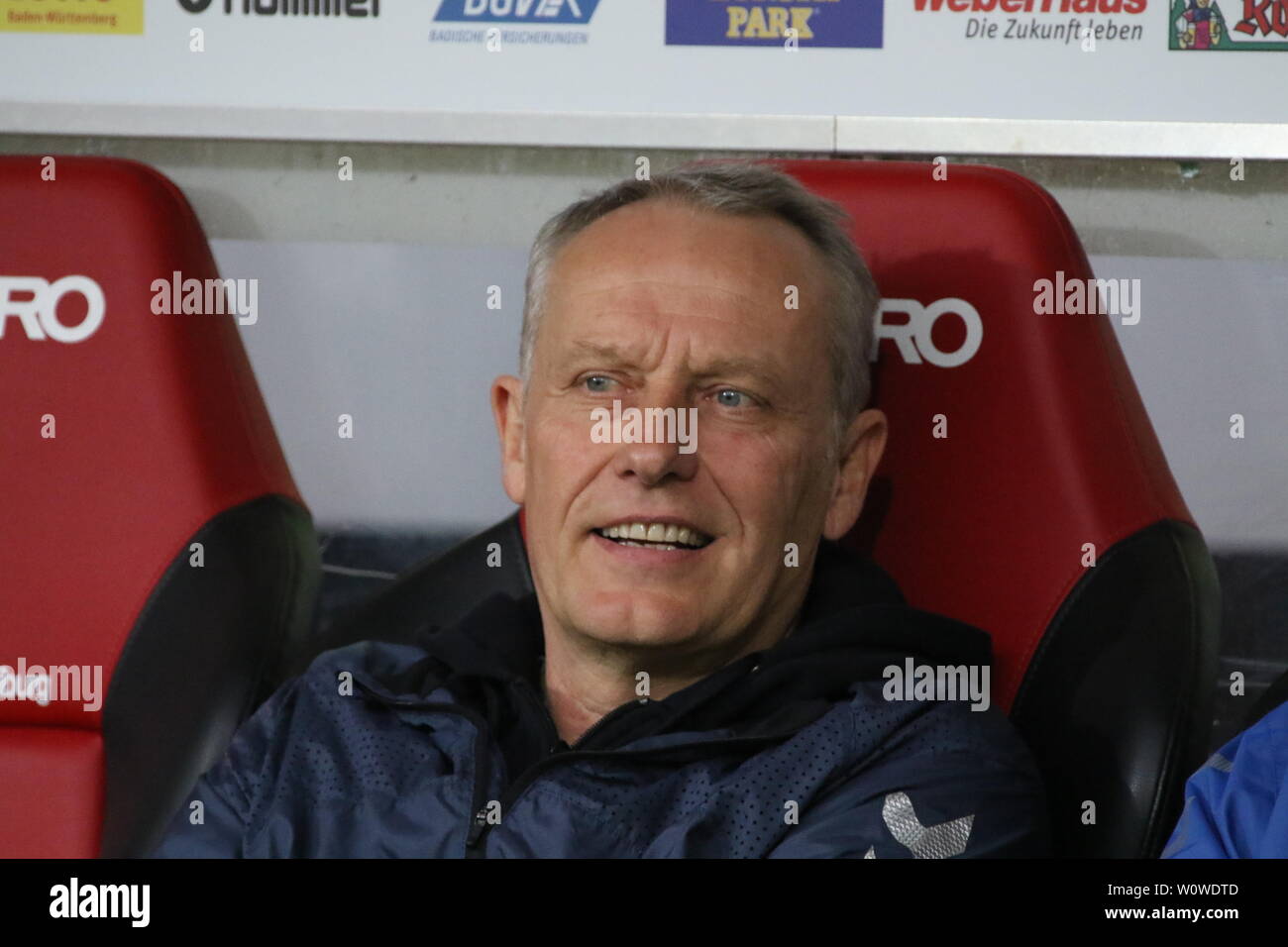 Trainer Christian Streich (Freiburg), 1. BL: 18-19: 25. Sptg. - SC Freiburg gegen Hertha BSC Berlin DFL-Bestimmungen verbieten die Verwendung von Fotografien als BILDSEQUENZEN UND/ODER QUASI-VIDEO Foto: Joachim Hahne/johapress Stockfoto