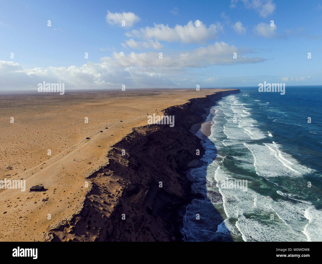 Afrika, Atlantik, Wüste, Dakar, motorcade, Jeep, SUV, Luftaufnahmen, Strand, Küste, Abenteuer, Abenteuer, blauer Himmel, weiße Wolken Stockfoto