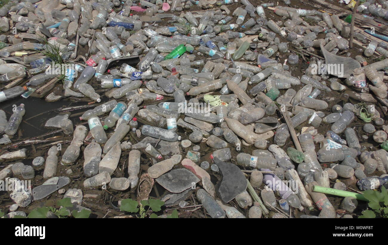Ein Fluss der Verschmutzung: Kunststoffflaschen von Camper als Abfall zu einem Fluß, im Norden Israels geworfen, 19. August 2017. Stockfoto