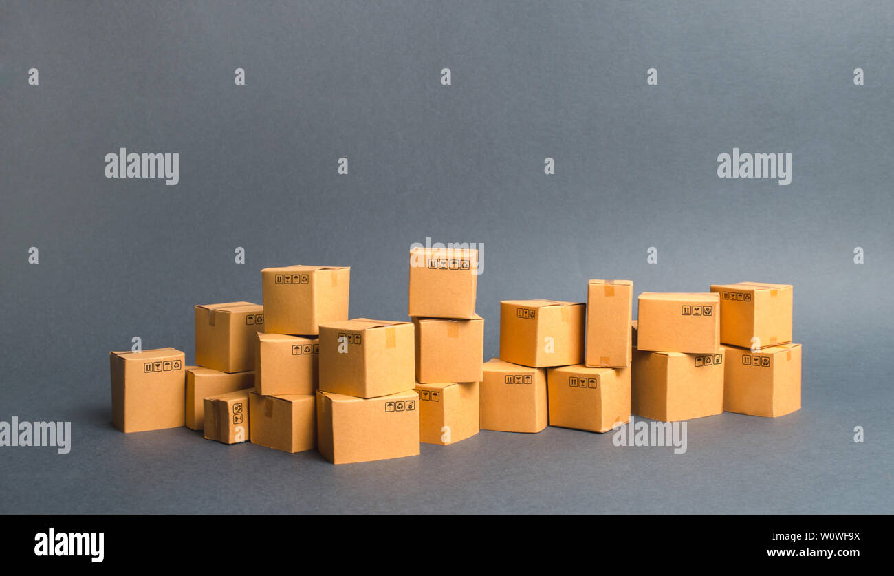 Viele Kartons. Produkte, Waren, Lager, Lager. Handel und Einzelhandel. Fracht, liefern. Verkäufe von Waren und Dienstleistungen. E-Commerce, Verkauf Stockfoto