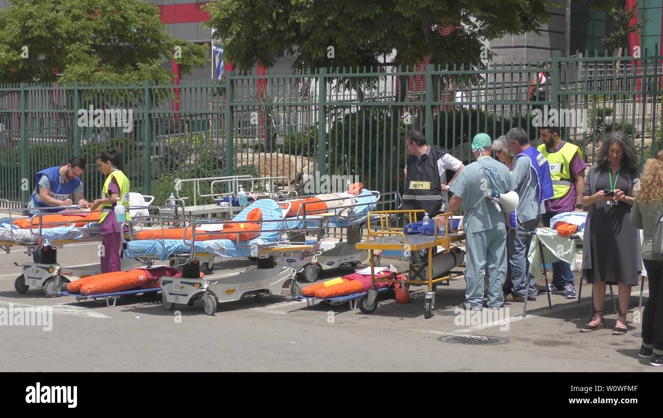 Sanitäter und Ärzte erste Hilfe die Opfer der Erdbeben Terror biohazard Angriff Feuer tsunami Krieg in Haemek Krankenhaus während Bohrer zu Mannequin geben. Afula, Israel, 27. April 2017 Stockfoto