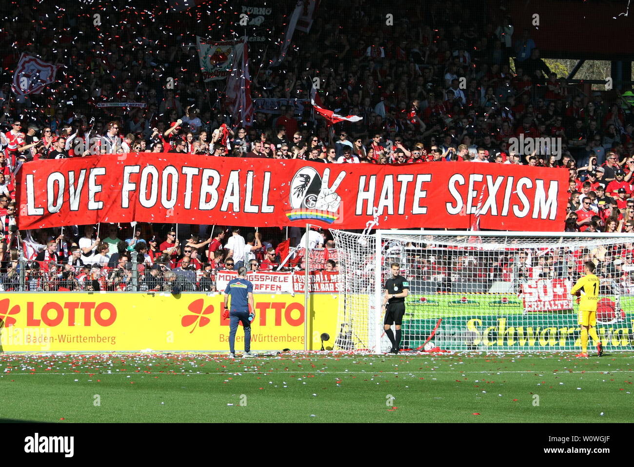 Transparente in der Nordkurve mit lieben Fußball - hassen Sexismus - 1. BL: 18-19: 27. Sptg. - SC Freiburg gegen FC Bayern München, hatte DFL-Bestimmungen verbieten die Verwendung von Fotografien als BILDSEQUENZEN UND/ODER QUASI-VIDEO Foto: Joachim Hahne/johapress Stockfoto