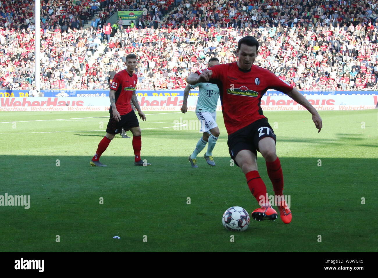 Nicolas Höfler (Freiburg) bei seinem Comeback, 1. BL: 18-19: 27. Sptg. - SC Freiburg gegen FC Bayern München, hatte DFL-Bestimmungen verbieten die Verwendung von Fotografien als BILDSEQUENZEN UND/ODER QUASI-VIDEO Foto: Joachim Hahne/johapress Stockfoto