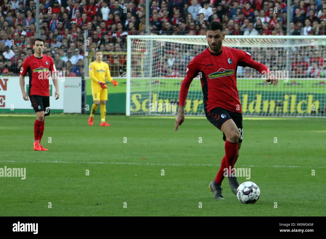 Vincenzo Grifo (SC Freiburg) mit Ball, beim Spiel der 1. BL: 18-19: 27. Sptg. - SC Freiburg gegen FC Bayern München, hatte DFL-Bestimmungen verbieten die Verwendung von Fotografien als BILDSEQUENZEN UND/ODER QUASI-VIDEO Foto: Joachim Hahne/johapress Stockfoto