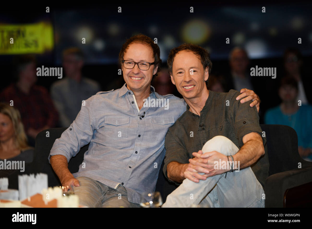 Die Betreiber des Miniatur Wunderlands Hamburg, Gerrit und Frederik Braun, bei der NDR Talkshow "Tietjen und Bommes'im NDR Studio auf dem Messegelände in Hannover am 22.03.2019 Stockfoto