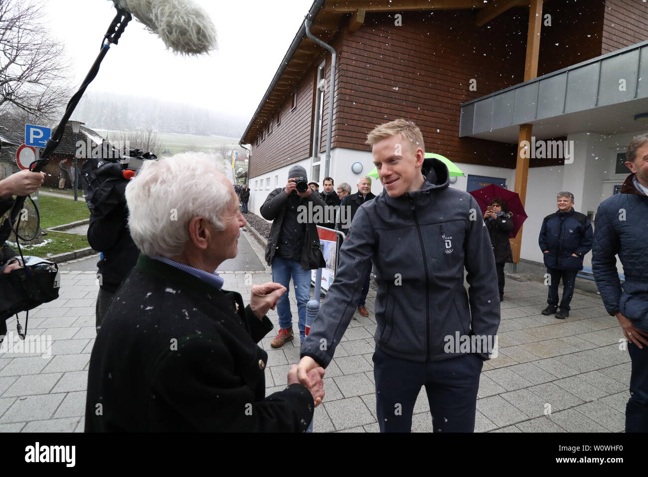 Olympiasieger Georg Thoma (Hinterzarten) gratuliert Roman Rees (SV Schauinsland) zu WM-Silber in Östersund im Staffelrennen - Empfang der WM-Teilnehmer 2019 Breitnau Stockfoto