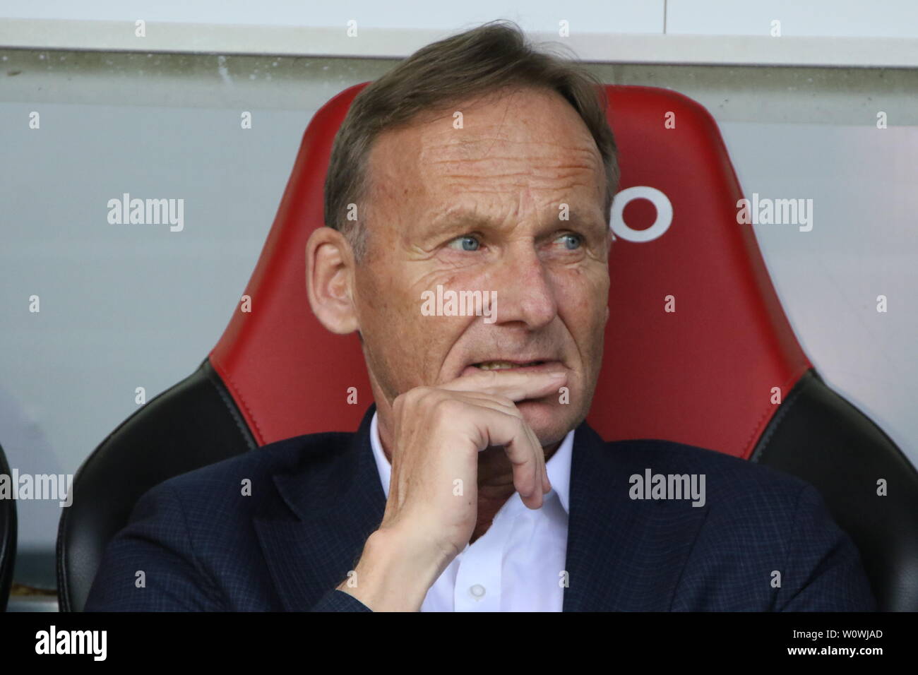 Geschäftsführer Hans-Joachim Watzke (Dortmund), 1. BL: 18-19: 30. Sptg. - SC Freiburg gegen Borussia Dortmund DFL-Bestimmungen verbieten die Verwendung von Fotografien als BILDSEQUENZEN UND/ODER QUASI-VIDEO Foto: Joachim Hahne/johapress Stockfoto