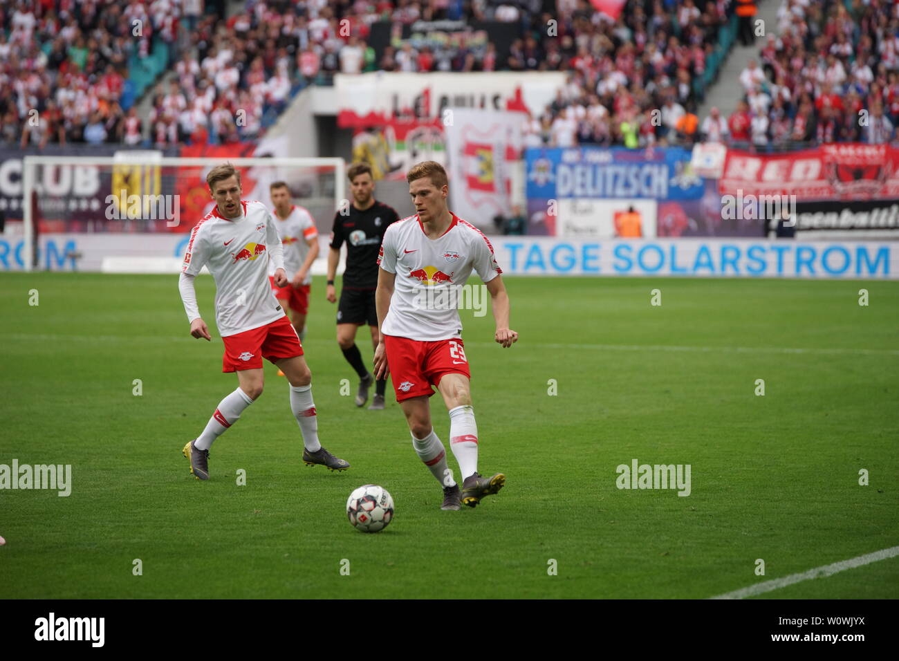 Marcel Halstenberg (Leipzig) mit Kugel, 1. Fussball-BL: 18-19: 31. Sptg. - RB Leipzig vs SC Freiburg DFL-Bestimmungen verbieten die Verwendung von Fotografien als BILDSEQUENZEN UND/ODER QUASI-VIDEO Foto: Joachim Hahne/johapress Stockfoto