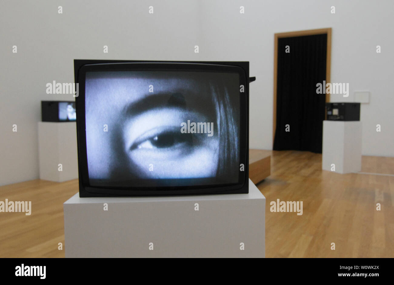 Vom 04.04.-07.07.2019, die MdbK Leipzig präsentiert in seinem Zimmer mit Yoko Ono's 'Frieden' ist die umfangreichste Retrospektive der jetzt 86-jährige Künstlerin in Deutschland. Die Künstlerin und ihr langjähriger Freund und Kurator Jon Hendricks sowie Museum Direktor Alfred Weidinger gewählt Die rund 70 Werke und die Reihe der gezeigten Werke. Yoko Ono ist eine der einflussreichsten und umstrittensten Künstlern unserer Zeit. Sie gilt als Pionierin der künstlerischen Leistung und konzeptuellen Kunst sowie einer der herausragenden Pioniere der amerikanischen Fluxus-bewegung. Stockfoto