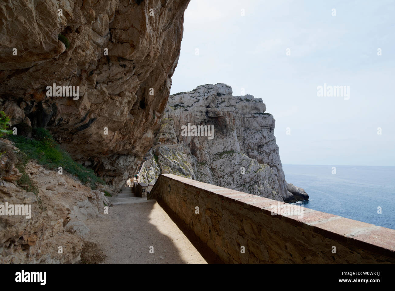 Treppen und Pfad zu den imposanten Grotta di Nettuno (in Sardinien, Alghero, Italien) Stockfoto