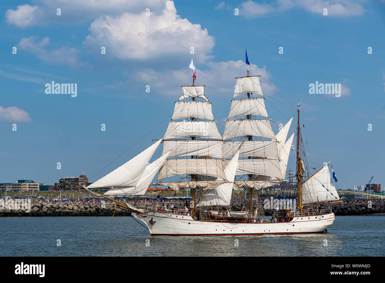 Antique Tall Ship, Schiff aus dem Hafen von Den Haag, Scheveningen unter einem sonnigen und blauer Himmel Stockfoto