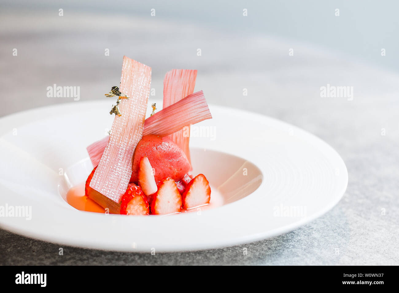 Marinierte Erdbeeren & Rhabarber Gariguette Erdbeeren, Rhabarber leicht  Confit, Vanille, Erdbeere und Chantilly rose Sorbet Stockfotografie - Alamy