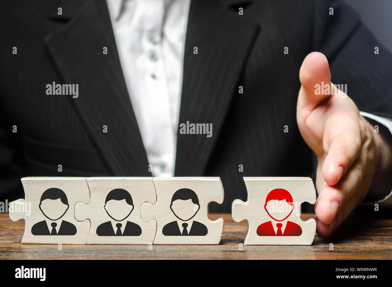 Ein Geschäftsmann verbindet einen neuen Mitarbeiter in der Mannschaft zu ihrem Führer. Die Montage der neuen Business Team für das Projekt von der bewährten Mitarbeiter erhöhen. Stockfoto