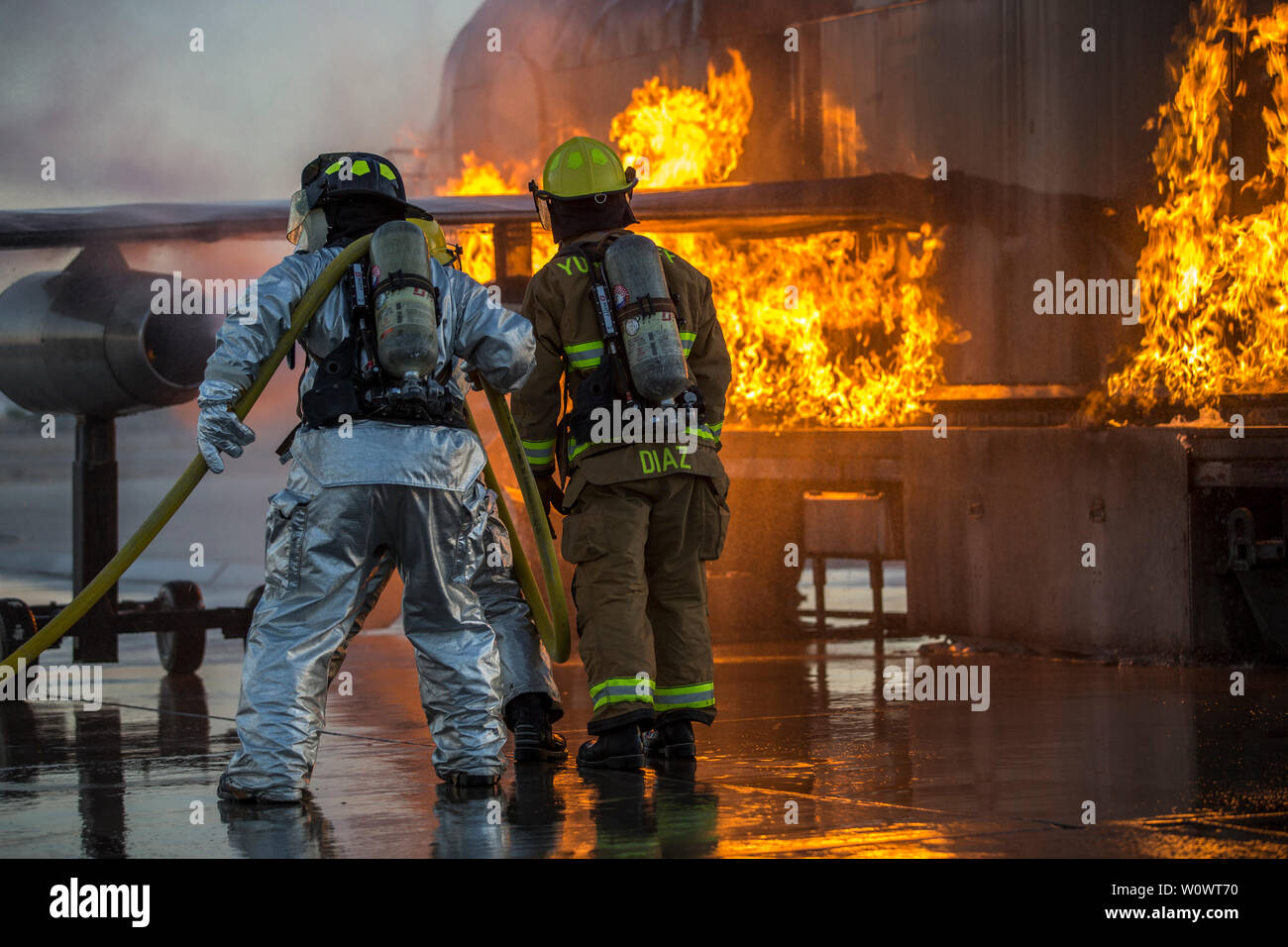 Us-Marines mit Flugzeugen Rettung und Brandbekämpfung (ARFF), Sitz und Hauptverwaltung Squadron (H&HS), Marine Corps Air Station (WAB) Yuma Verhalten hand Line Bohrer bei Live Brennen Training auf MCAS Yuma, Ariz., 25. Juni 2019. Hand Linie Übungen konzentrieren sich auf Techniken Kraftstoff Brände von Flugzeugen zu drücken, ARFF Marines Zug monatlich ihre Bereitschaft zu erhöhen, wenn die Reaktion auf Notfälle auf dem Flug. (U.S. Marine Corps Foto von Lance Cpl. John Hall) Stockfoto