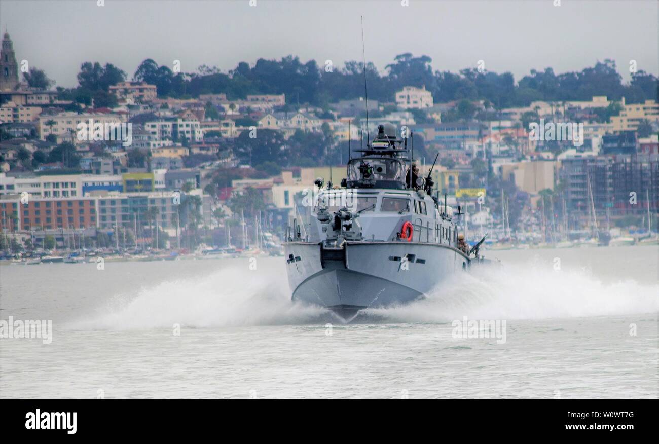 190620-N-NT 795-061 SAN DIEGO (20. Juni 2019) Segler zugewiesen, damit der Küsten Riverine Squadron (CRS) 3, werden an Bord eines MKVI patrol Boot während der Ausbildung durch die Küsten Riverine Group (CRG) 1 Schulung und Bewertung zur Verfügung. Die Coastal Riverine Force bietet eine Kernkompetenz bezeichnet hochwertige Assets über die grünen und blauen - Wasser Umwelt und bietet einsetzbaren Adaptive Kraft Pakete (AFP) weltweit in einem integrierten, gemeinsamen und kombinierte Theater der Operationen zu verteidigen. (U.S. Marine Foto von Chief's Bootsmann Mate Nelson Doromal Jr) Stockfoto